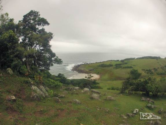 Em dia de muita chuva, encontro com uma praia minúscula na trilha entre a Guarda do Embaú e a praia da Pinheira, litoral sul de Santa Catarina